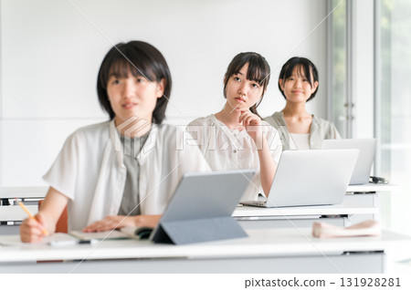 小學生在補習班/課外補習班/上課/暑期班學習(教育) 小學生在補習班/課外補習班/上課/暑期班學習(教育) 131928281