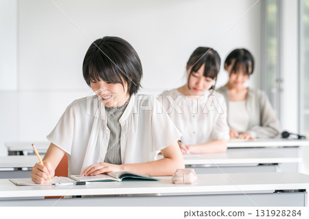 小學生在補習班/課外補習班/上課/暑期班學習(教育) 小學生在補習班/課外補習班/上課/暑期班學習(教育) 131928284