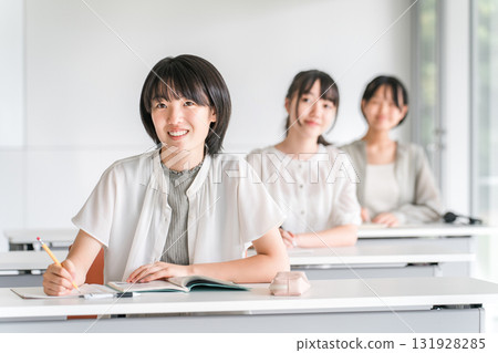 小學生在補習班/課外補習班/上課/暑期班學習(教育) 小學生在補習班/課外補習班/上課/暑期班學習(教育) 131928285