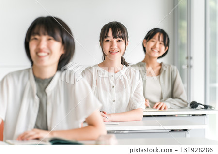 小學生在補習班/課外補習班/上課/暑期班學習（教育） 131928286