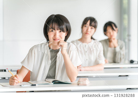 小學生在補習班/課外補習班/上課/暑期班學習(教育) 小學生在補習班/課外補習班/上課/暑期班學習(教育) 131928288