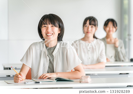 小學生在補習班/課外補習班/上課/暑期班學習(教育) 小學生在補習班/課外補習班/上課/暑期班學習(教育) 131928289