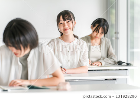 小學生在補習班/課外補習班/上課/暑期班學習(教育) 小學生在補習班/課外補習班/上課/暑期班學習(教育) 131928290