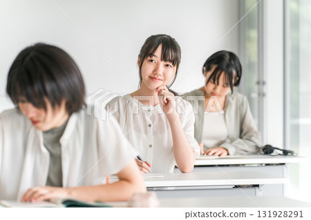 小學生在補習班/課外補習班/上課/暑期班學習(教育) 小學生在補習班/課外補習班/上課/暑期班學習(教育) 131928291