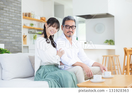 一對中年夫婦坐在沙發上聊天 一對中年夫婦坐在沙發上聊天 131928363