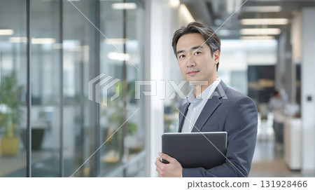 與便攜式計算機的一個商人 與便攜式計算機的一個商人 131928466