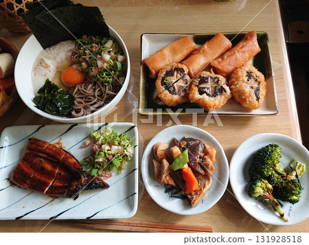 A classic Japanese dish: grilled eel and chilled grated yam soba noodles (a small bowl of fried spring rolls, a small appetizer dish) 131928518