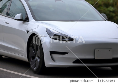 White electric car image White electric car image 131928564