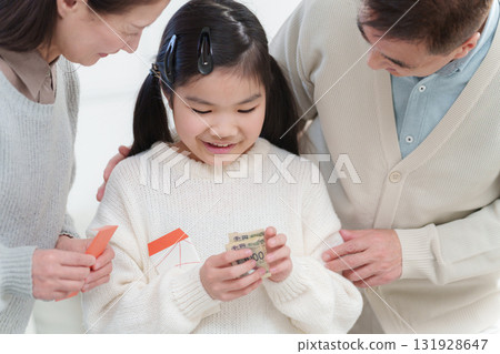 祖父母送孫子新年禮物 131928647