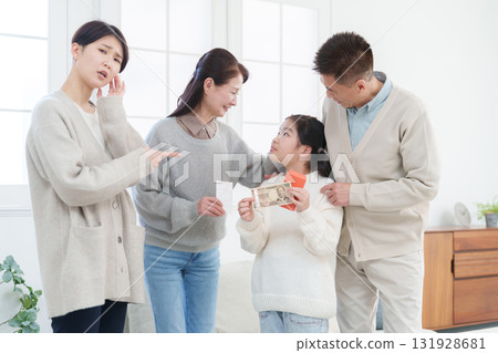 Grandparents who spoil their grandchildren with New Year's gifts and mothers who are troubled by them 131928681