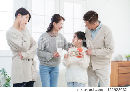 Grandparents who spoil their grandchildren with New Year's gifts and mothers who are troubled by them 131928682