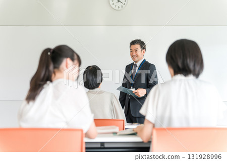 男教師和在補習班、課外活動、暑期學校學習的中小學生(教育) 男教師和在補習班、課外活動、暑期學校學習的中小學生(教育) 131928996