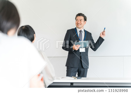 在補習班、研討會或工作坊的白板前講課的男講師、教師、補習班講師 131928998