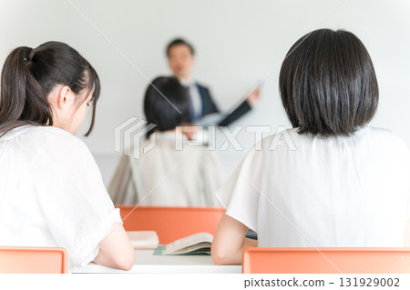 穿著休閒服去學校或補習班上課的小學、國中和高中學生的背影 穿著休閒服去學校或補習班上課的小學、國中和高中學生的背影 131929002