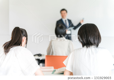 穿著休閒服去學校或補習班上課的小學、國中和高中學生的背影 穿著休閒服去學校或補習班上課的小學、國中和高中學生的背影 131929003
