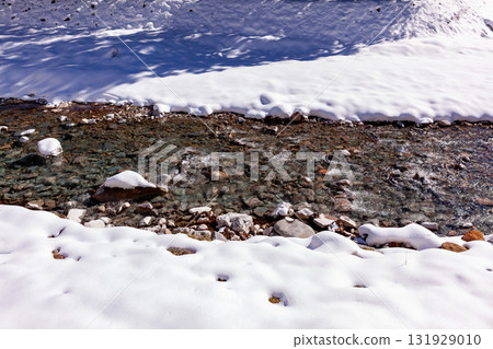 河埋在雪中 131929010