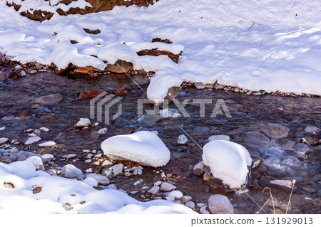 一條積雪覆蓋的河流 一條積雪覆蓋的河流 131929013