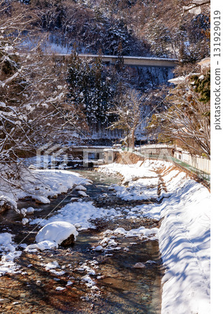 流動在雪的河 流動在雪的河 131929019