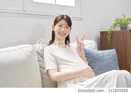 孕婦在客廳擔心 131929308