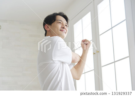 男人在家伸展雙臂 131929337