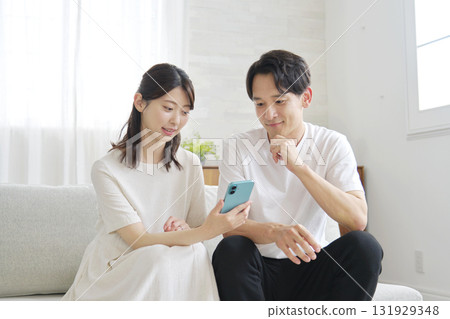 一對夫婦在客廳使用智能手機 131929348