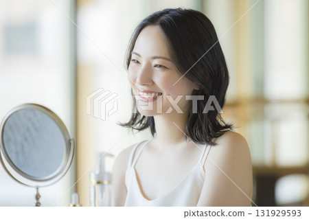 一個女人在客廳照鏡子 131929593