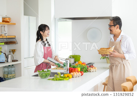 廚房：中年夫婦做飯 131929852