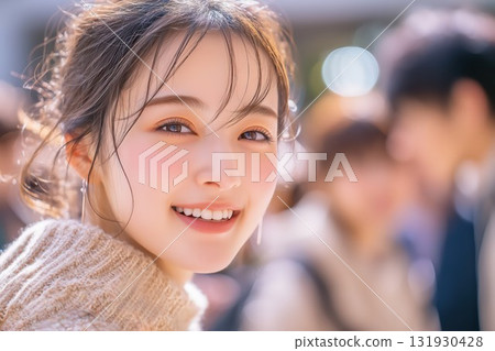 女大學生在校園與朋友聊天 131930428
