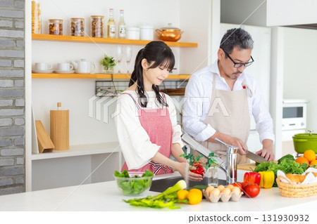 廚房：中年夫婦做飯 131930932