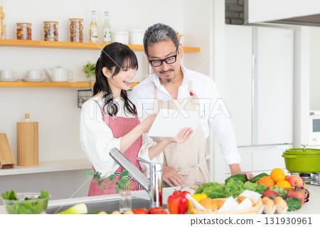 廚房：中年夫婦做飯 131930961