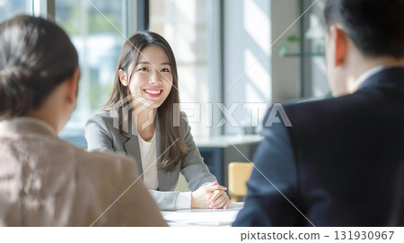 工作會議上微笑的女商人 131930967