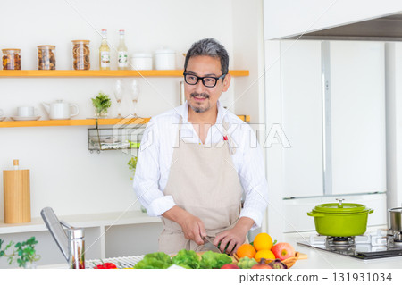 Kitchen Middle-aged man cooking Kitchen Middle-aged man cooking 131931034
