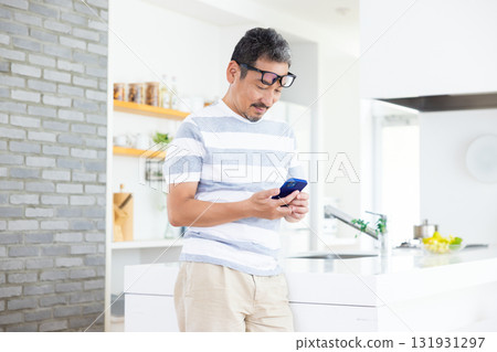 生活方式:中年男子看著智慧型手機 生活方式:中年男子看著智慧型手機 131931297