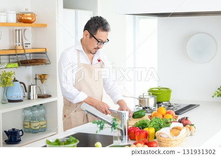 廚房中年男子做飯 131931302