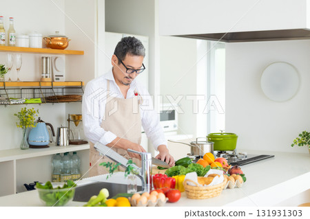 廚房中年男子做飯 廚房中年男子做飯 131931303