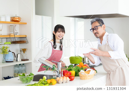 廚房：中年夫婦做飯 131931304