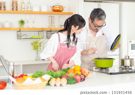 廚房:中年夫婦做飯 廚房:中年夫婦做飯 131931456