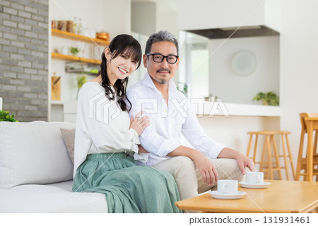 一對中年夫婦坐在沙發上聊天 131931461