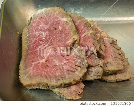 濕潤光滑的自製烤牛肉 濕潤光滑的自製烤牛肉 131931560