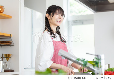 廚房家庭主婦做飯 131931739