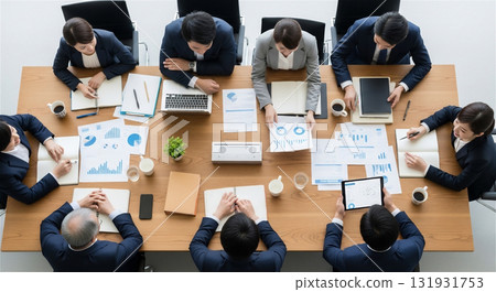 商務人士在辦公室開會，俯瞰 131931753