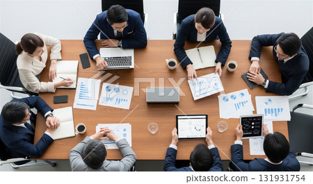 商務人士在辦公室開會，俯瞰 131931754
