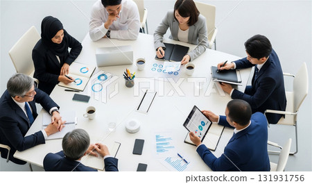 商人和外國公司在辦公室開會 商人和外國公司在辦公室開會 131931756