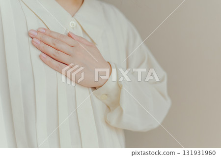 把她的手放的婦女在她的胸口上 把她的手放的婦女在她的胸口上 131931960