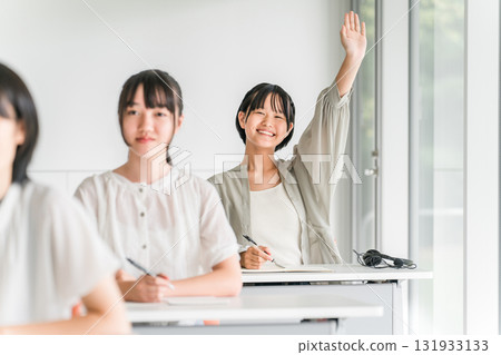 穿著休閒服去學校或補習班上課的小學和國中女生 穿著休閒服去學校或補習班上課的小學和國中女生 131933133