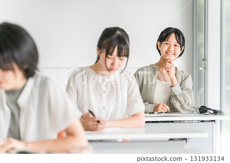 穿著休閒服去學校或補習班上課的小學和國中女生 穿著休閒服去學校或補習班上課的小學和國中女生 131933134