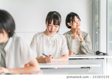 穿著休閒服去學校或補習班上課的小學和國中女生 穿著休閒服去學校或補習班上課的小學和國中女生 131933135