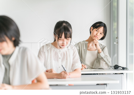 穿著休閒服去學校或補習班上課的小學和國中女生 穿著休閒服去學校或補習班上課的小學和國中女生 131933137