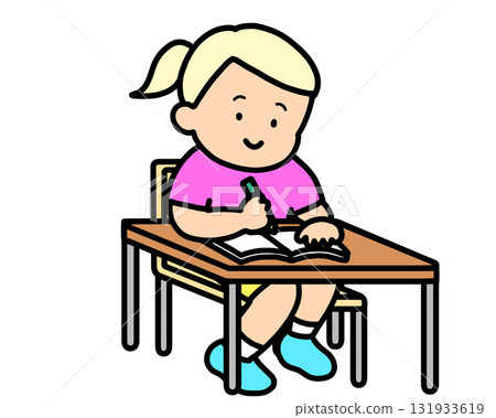 金髮女孩在筆記本上寫字 金髮女孩在筆記本上寫字 131933619