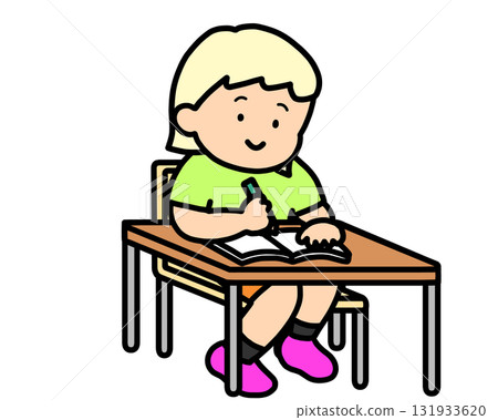 金髮女孩在筆記本上寫字 金髮女孩在筆記本上寫字 131933620